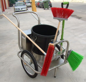 Carros de barrendero en acero inoxidable con un diseño sencillo y eficaz.